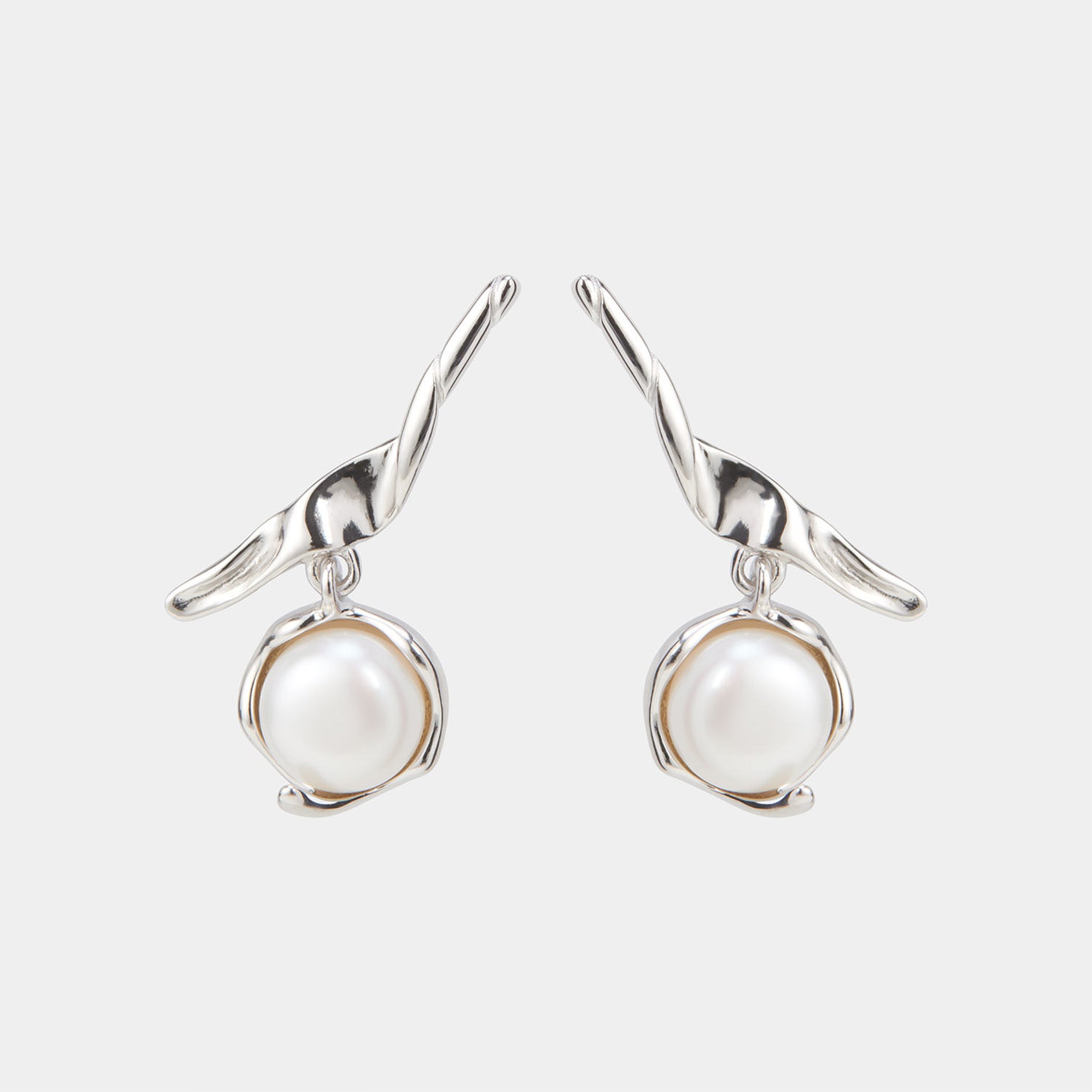 Luna pearl earring